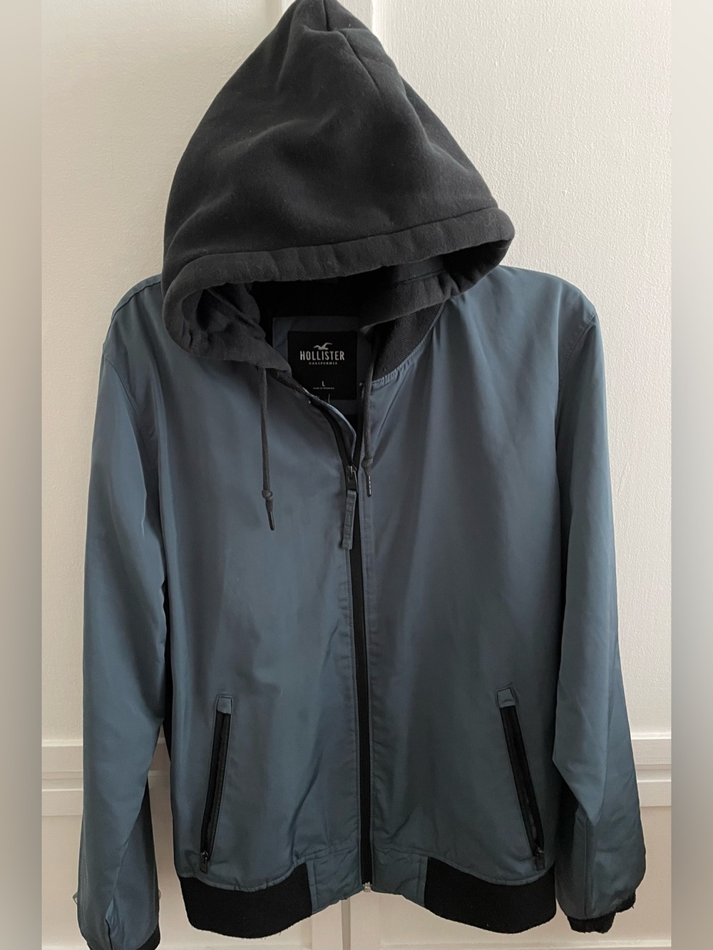 Hollister Men's Hooded Lightweight Waterproof Jacket in Slate Blue & Black SizeL